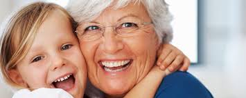 oma is gelukkig met klei kind 3c